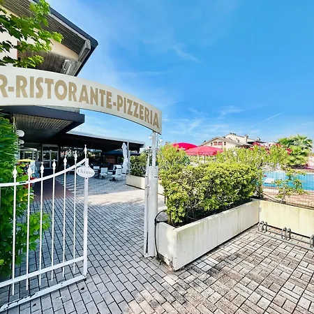 Platino Apartment - Jacuzzi Privata Con Tre Piscine Residenziali Ed Un Bar A 200M Dal Lago Apartament *